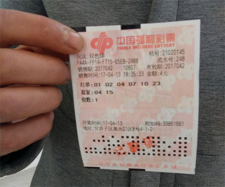 其中，剧组在中影基地投入巨资搭建的;非洲街，完美还原了非洲的真实建筑文化形态，从街景到室内陈设，以及剧组自己制造的坦克、装甲车等无不惟妙惟肖，以至于被前来探班的吴京导演看中，在《中国推销员》完成拍摄后，成为了《战狼2》里重要的拍摄场地和道具